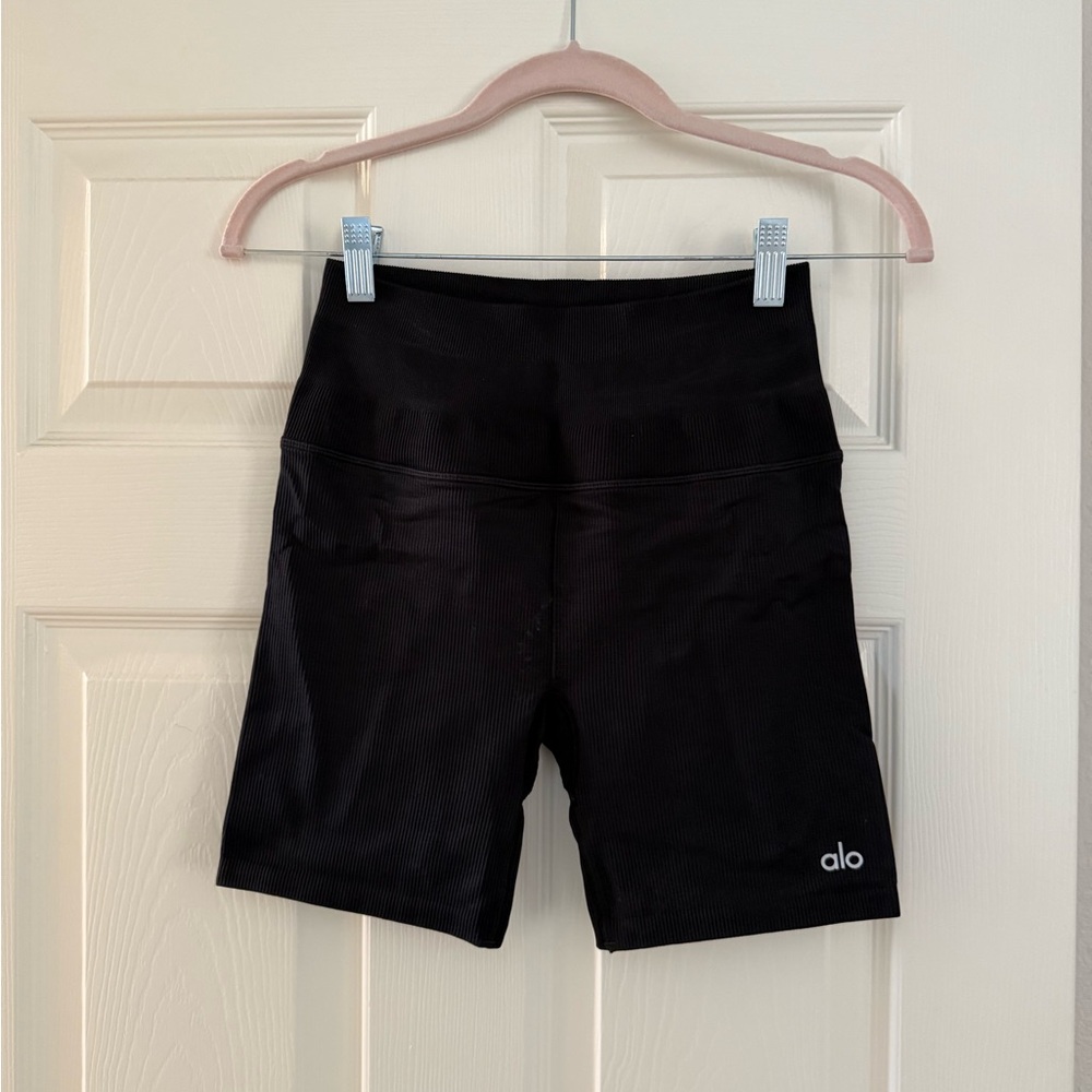 ALO Yoga 5” Seamless Ribbed Favorite Short in Black